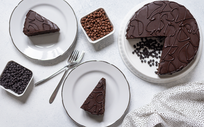 შავი ხავერდის ნამცხვარი შავი მოცხარით